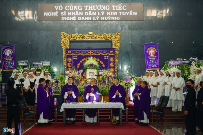 Nghệ sĩ Việt đưa tiễn NSND Lý Huỳnh về nơi an nghỉ - 1