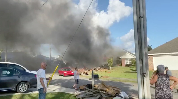 Máy bay Hải quân Mỹ lao vào nhà dân, 2 phi công thiệt mạng - 1