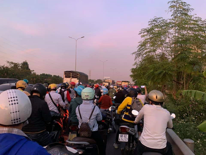 Ô tô lao qua dải phân cách cao tốc rồi đâm liên hoàn làm 2 người chết - 2