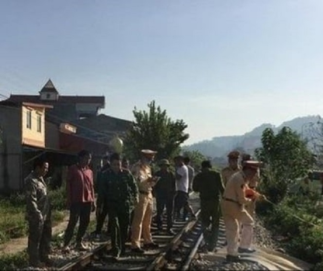 Bị tàu hỏa tông thiệt mạng khi đang mải nghe điện thoại - 1