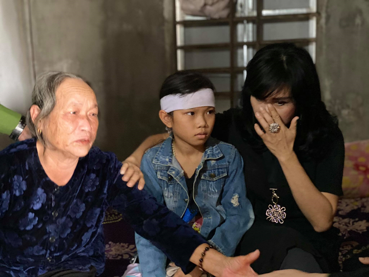 Thanh Lam - Tùng Dương trực tiếp tặng tiền mặt cho các hộ gia đình ở Hà Tĩnh - 3