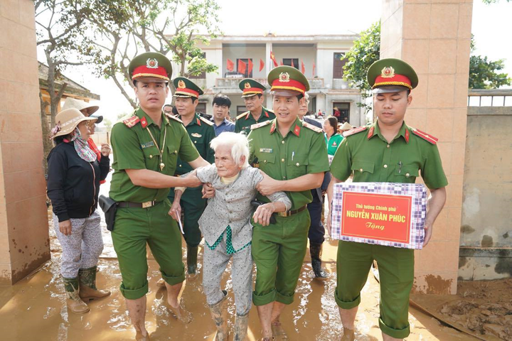 Ảnh: Thủ tướng thăm hỏi, động viên bà con vùng lũ - 7