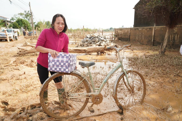 Ảnh: Thủ tướng thăm hỏi, động viên bà con vùng lũ - 6