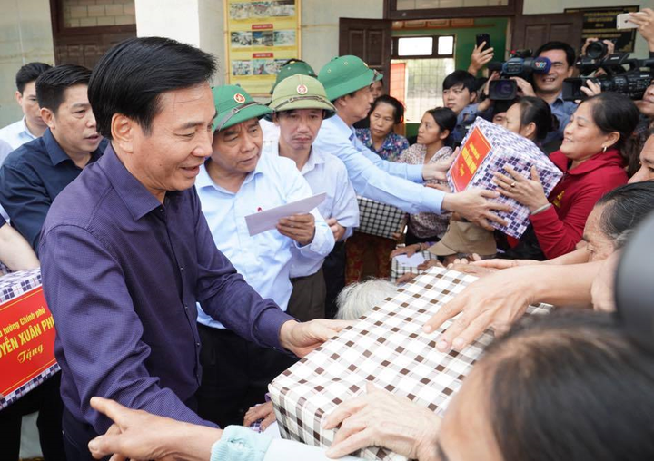 Ảnh: Thủ tướng thăm hỏi, động viên bà con vùng lũ - 4