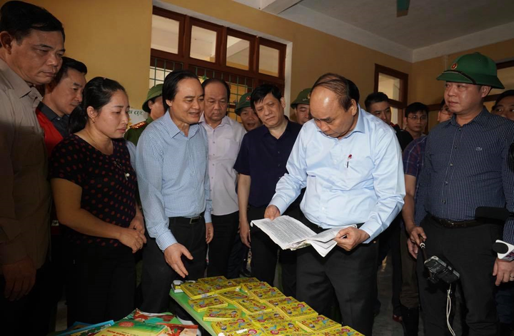 Ảnh: Thủ tướng thăm hỏi, động viên bà con vùng lũ - 1