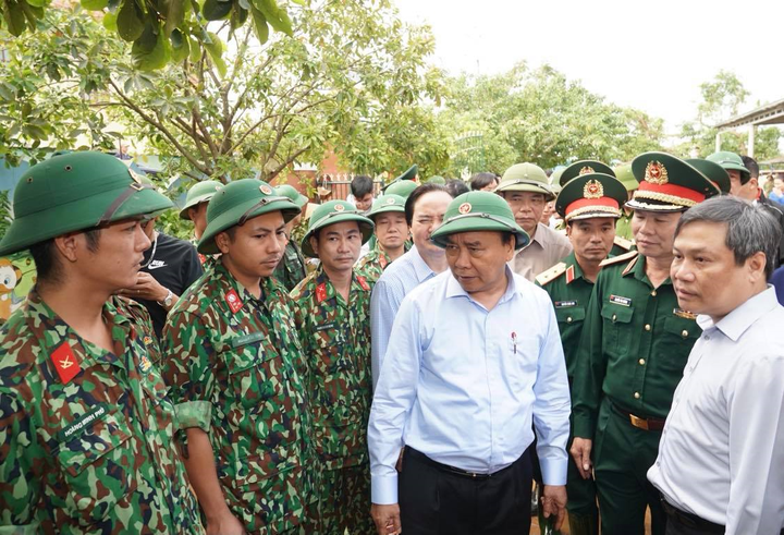 Ảnh: Thủ tướng thăm hỏi, động viên bà con vùng lũ - 10