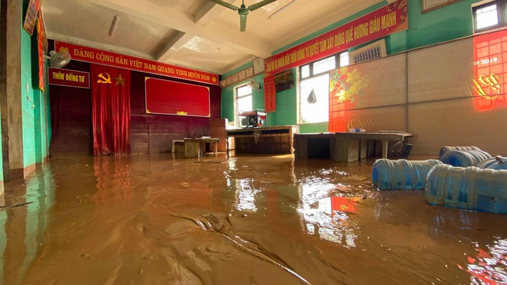 Ảnh: Thủ tướng thăm hỏi, động viên bà con vùng lũ - 5