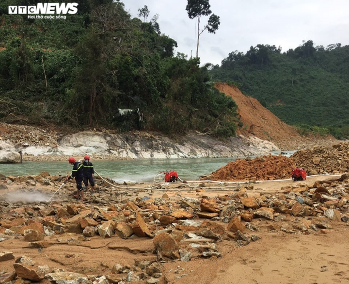 Phát hiện thêm 1 thi thể khi vận chuyển thiết bị tìm kiếm ở Rào Trăng 3 - 2