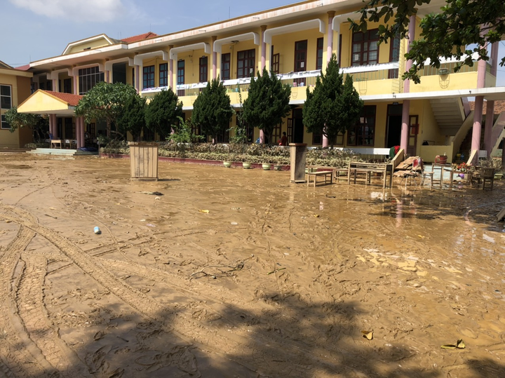 Trường lớp tan hoang sau lũ, giáo viên nỗ lực khắc phục sớm đón học sinh - 2