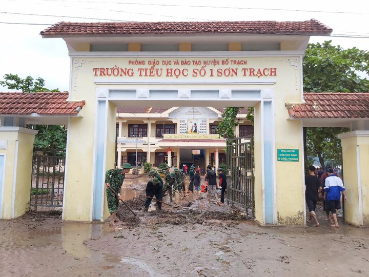 Trường lớp tan hoang sau lũ, giáo viên nỗ lực khắc phục sớm đón học sinh - 3