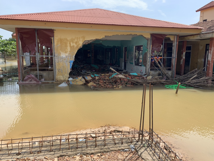 Trường lớp tan hoang sau lũ, giáo viên nỗ lực khắc phục sớm đón học sinh - 4