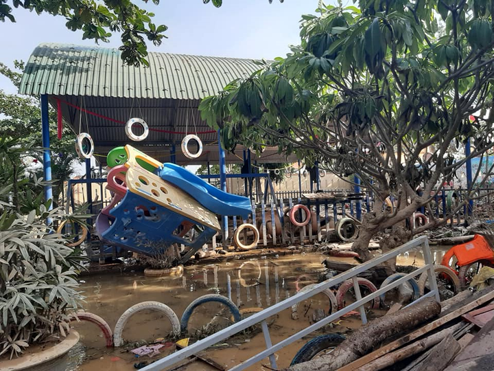 Trường lớp tan hoang sau lũ, giáo viên nỗ lực khắc phục sớm đón học sinh - 6