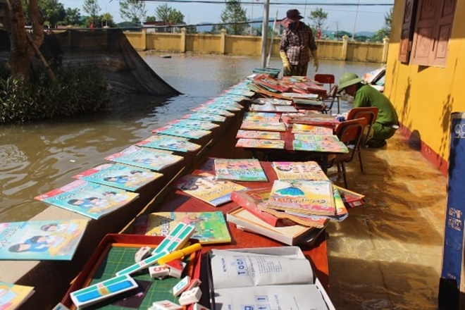 Trường lớp tan hoang sau lũ, giáo viên nỗ lực khắc phục sớm đón học sinh - 7