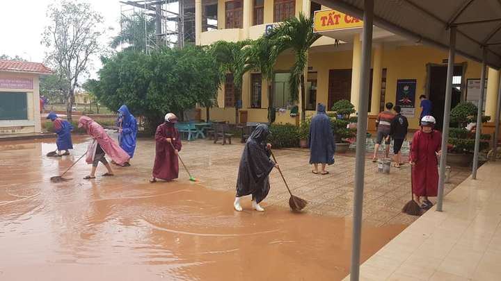 Trường lớp tan hoang sau lũ, giáo viên nỗ lực khắc phục sớm đón học sinh - 8