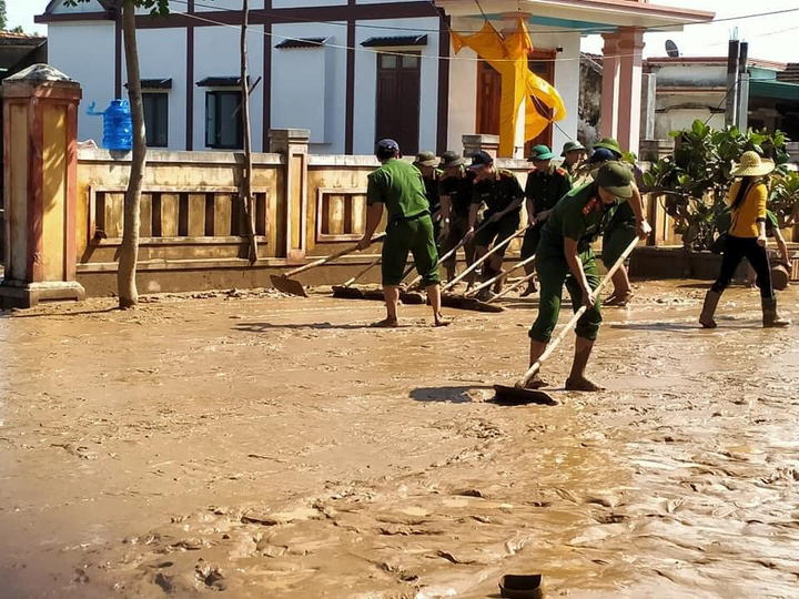 Trường lớp tan hoang sau lũ, giáo viên nỗ lực khắc phục sớm đón học sinh - 9