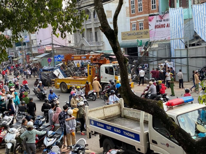 Xe tải lùa hàng loạt xe máy, tông gãy trụ điện - 2