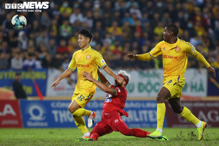 Trực tiếp Nam Định 2-3 Hải Phòng: Hàng thủ Nam Định mắc lỗi ngớ ngẩn - 1