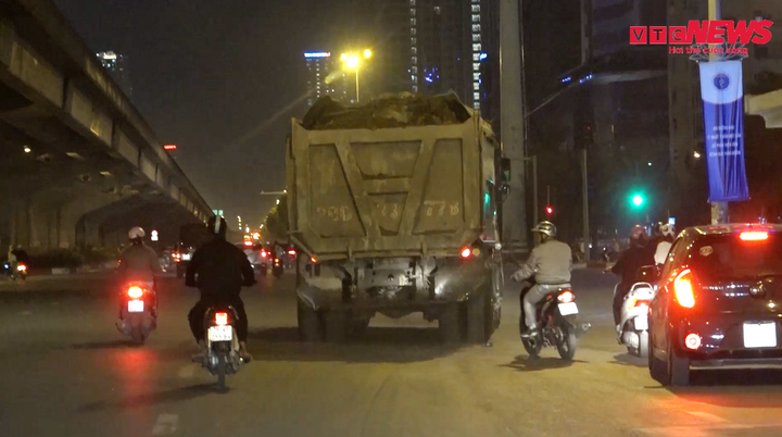 Xe tải ‘thải bậy’ được dung túng, mặc sức tạo bẫy giết người trong đêm Hà Nội - 1