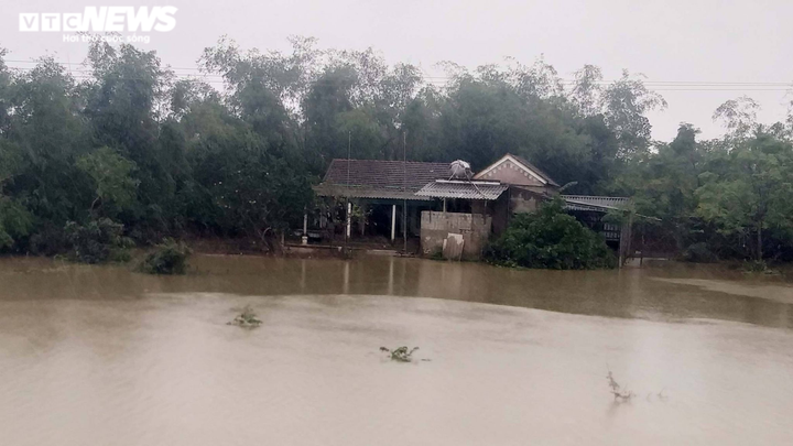 Hồ Kẻ Gỗ tăng lưu lượng xả tràn, người Hà Tĩnh ôm gà, lợn chạy lũ - 3