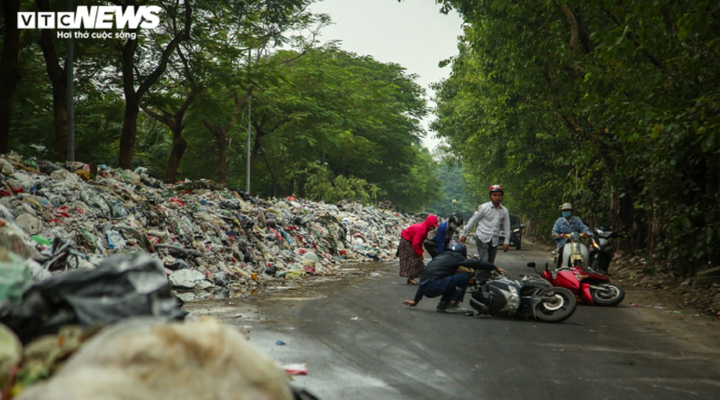 Ảnh: Nước thải từ 'núi rác' Hà Nội chảy lênh láng, người đi đường ngã sõng soài - 6