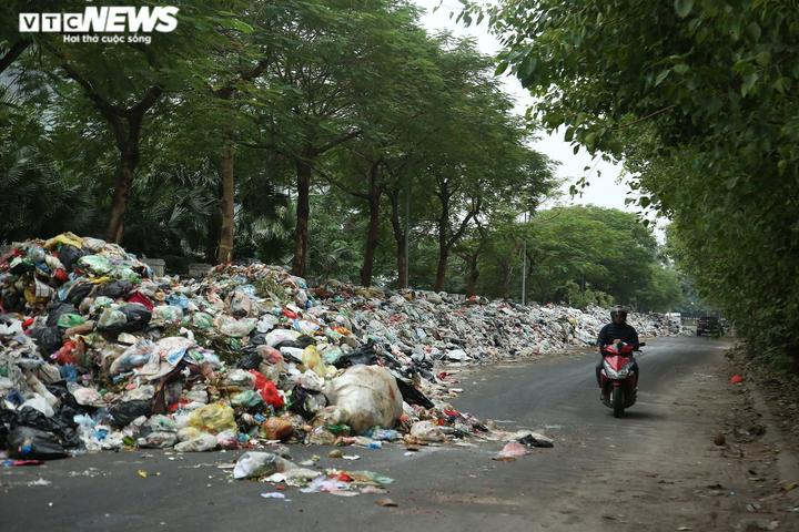 Ảnh: Nước thải từ 'núi rác' Hà Nội chảy lênh láng, người đi đường ngã sõng soài - 1