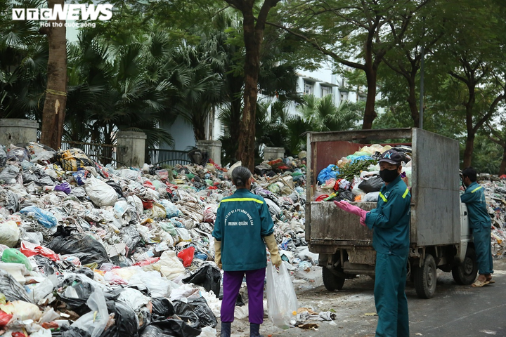 Ảnh: Nước thải từ 'núi rác' Hà Nội chảy lênh láng, người đi đường ngã sõng soài - 8