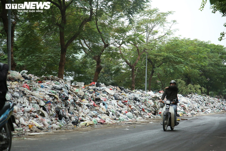 Ảnh: Nước thải từ 'núi rác' Hà Nội chảy lênh láng, người đi đường ngã sõng soài - 7
