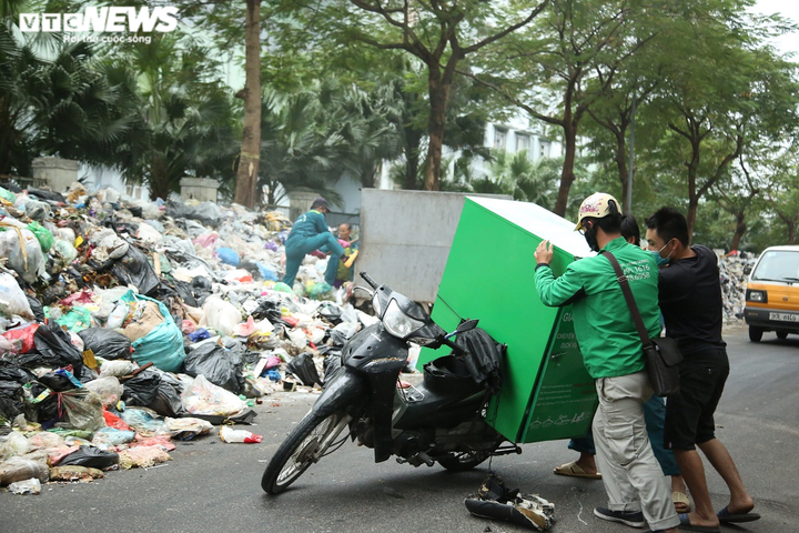 Ảnh: Nước thải từ 'núi rác' Hà Nội chảy lênh láng, người đi đường ngã sõng soài - 5