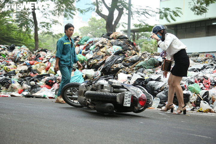 Ảnh: Nước thải từ 'núi rác' Hà Nội chảy lênh láng, người đi đường ngã sõng soài - 4