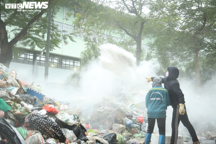 Ảnh: Nước thải từ 'núi rác' Hà Nội chảy lênh láng, người đi đường ngã sõng soài - 3