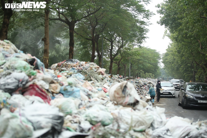 Ảnh: Nước thải từ 'núi rác' Hà Nội chảy lênh láng, người đi đường ngã sõng soài - 2