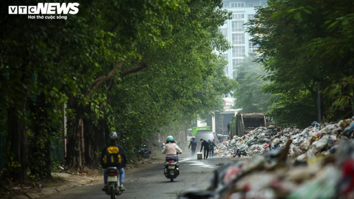 Ảnh: Nước thải từ 'núi rác' Hà Nội chảy lênh láng, người đi đường ngã sõng soài - 9