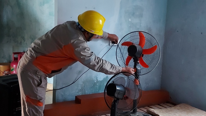 Điện lực Hà Tĩnh đến từng nhà khuyến cáo an toàn điện sau mưa lũ - 5