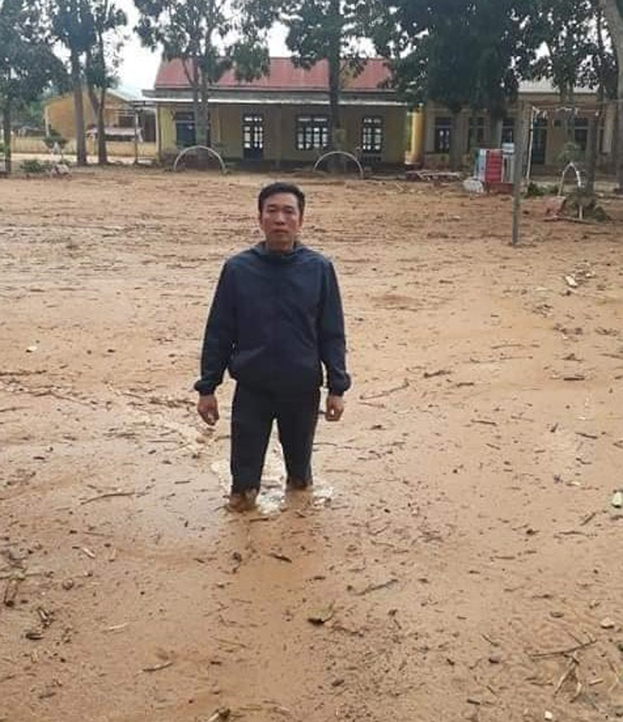 Ảnh: Trường học ngập trong lớp bùn dày nửa mét sau lũ - 1