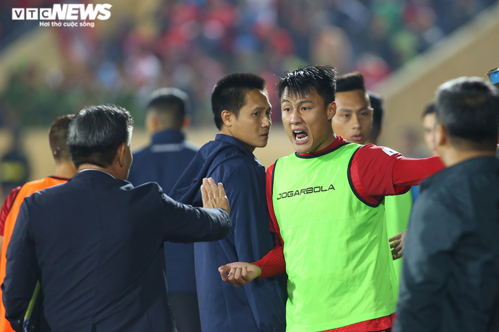 Cận cảnh hậu vệ Hải Phòng tát đối thủ, định 'tính sổ' cả trọng tài - 9