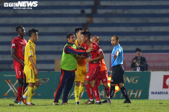 Cận cảnh hậu vệ Hải Phòng tát đối thủ, định 'tính sổ' cả trọng tài - 6