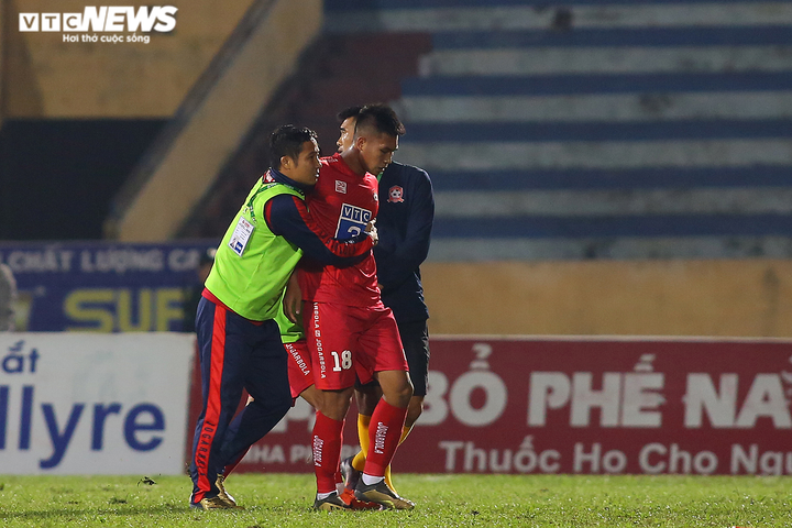 Cận cảnh hậu vệ Hải Phòng tát đối thủ, định 'tính sổ' cả trọng tài - 7