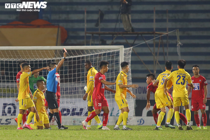 Cận cảnh hậu vệ Hải Phòng tát đối thủ, định 'tính sổ' cả trọng tài - 1