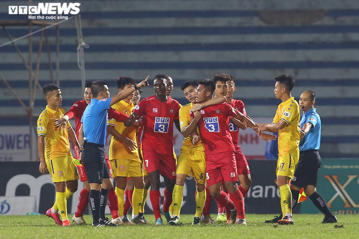 Hậu vệ Hải Phòng tát đối thủ, định 'tính sổ' cả trọng tài bị đề nghị kỷ luật - 1