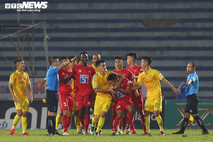 Cận cảnh hậu vệ Hải Phòng tát đối thủ, định 'tính sổ' cả trọng tài - 2