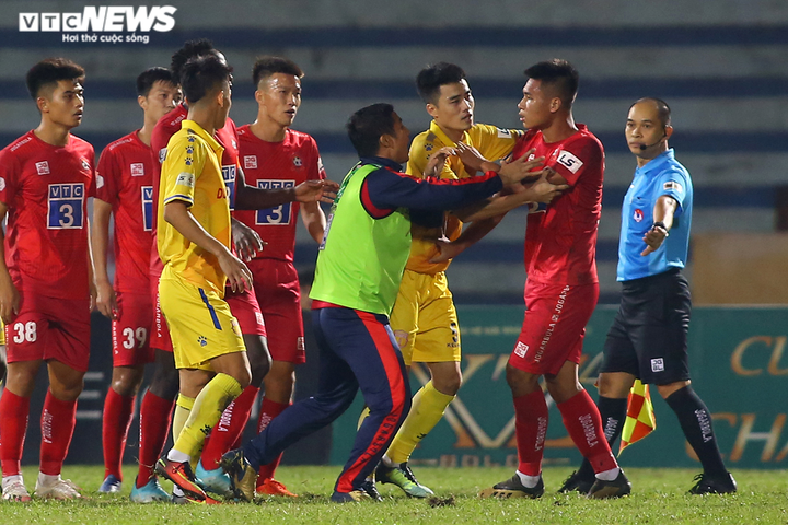 Cận cảnh hậu vệ Hải Phòng tát đối thủ, định 'tính sổ' cả trọng tài - 5