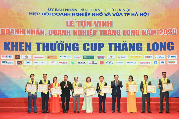 'Bầu Hiển' ủng hộ hơn 8 tỷ đồng tiếp sức đồng bào miền Trung vượt lũ - 3