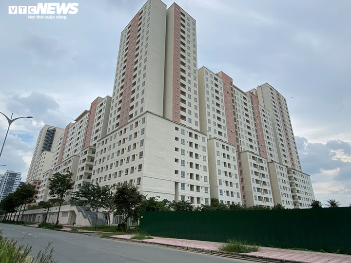 Vẻ hoang tàn tới lạnh người của những khu nhà tái định cư bỏ hoang ở TP.HCM - 1