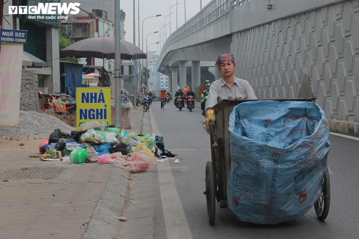 Dân chặn xe vào bãi rác Nam Sơn, rác thải ùn ứ bốc mùi hôi thối khắp phố Hà Nội - 6