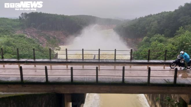 Ảnh: Hồ Kẻ Gỗ xả lũ, đường ngập nặng, nhà dân bị cô lập - 2