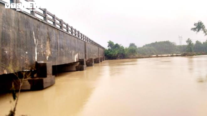 Ảnh: Hồ Kẻ Gỗ xả lũ, đường ngập nặng, nhà dân bị cô lập - 3