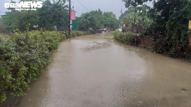 Ảnh: Hồ Kẻ Gỗ xả lũ, đường ngập nặng, nhà dân bị cô lập - 4