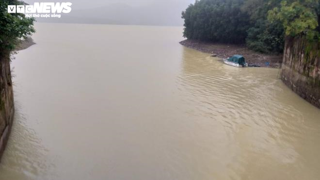 Ảnh: Hồ Kẻ Gỗ xả lũ, đường ngập nặng, nhà dân bị cô lập - 5