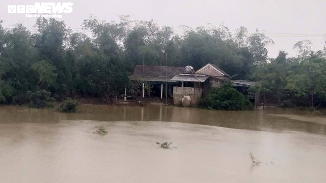 Ảnh: Hồ Kẻ Gỗ xả lũ, đường ngập nặng, nhà dân bị cô lập - 6