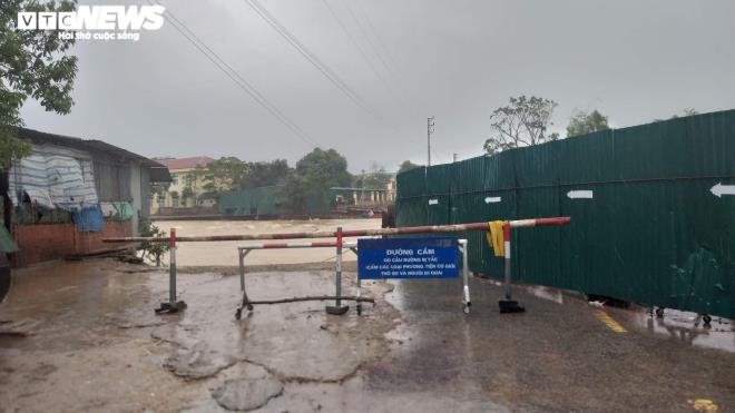 Ảnh: Hồ Kẻ Gỗ xả lũ, đường ngập nặng, nhà dân bị cô lập - 7